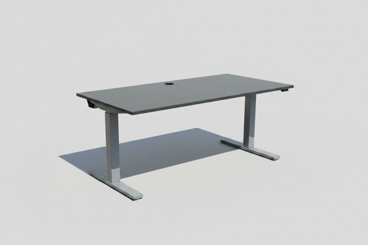 ScanOffice hæve-sænkebord 160x80 cm med grå laminatbordplade, gråt stel, grå kabelbakke og kabelgennemføring set forfra.